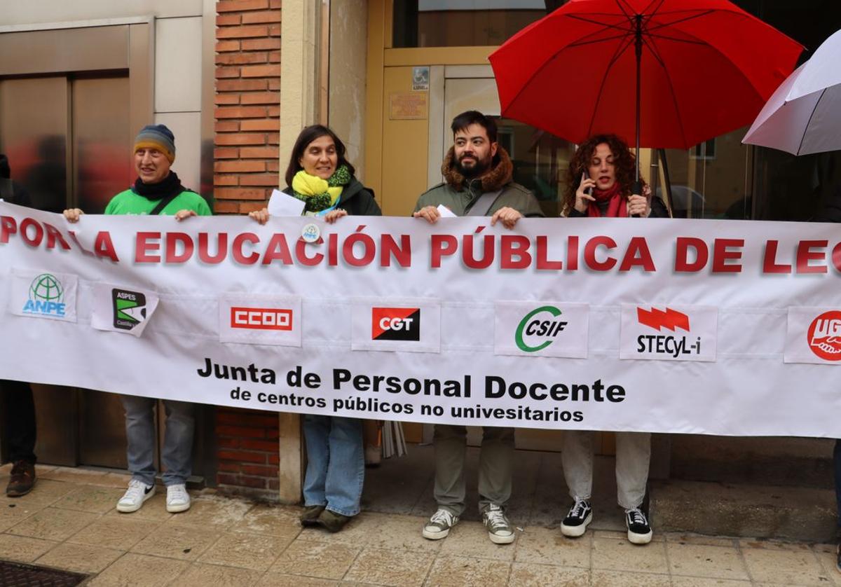 Protesta de la educación pública de León frente a la Dirección Provincial.