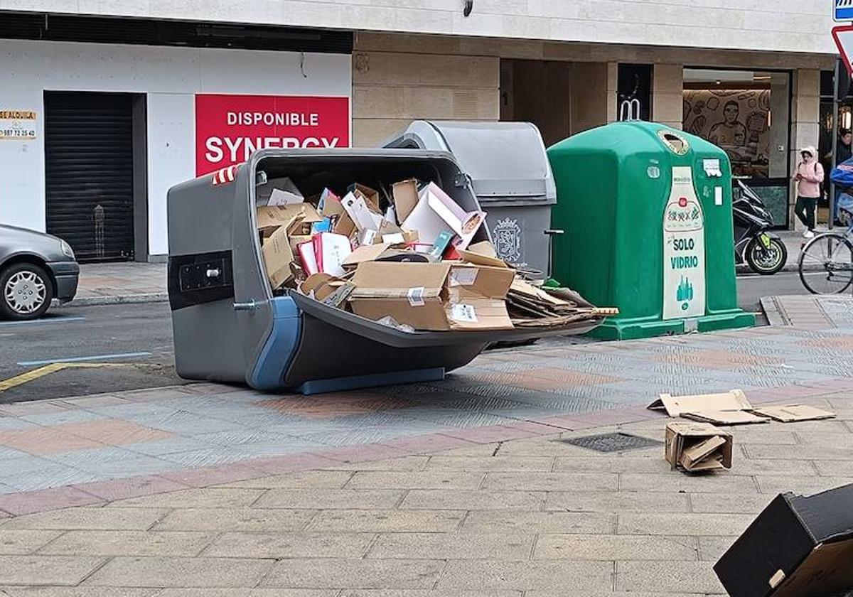 Un contenedor volcado por el viento.