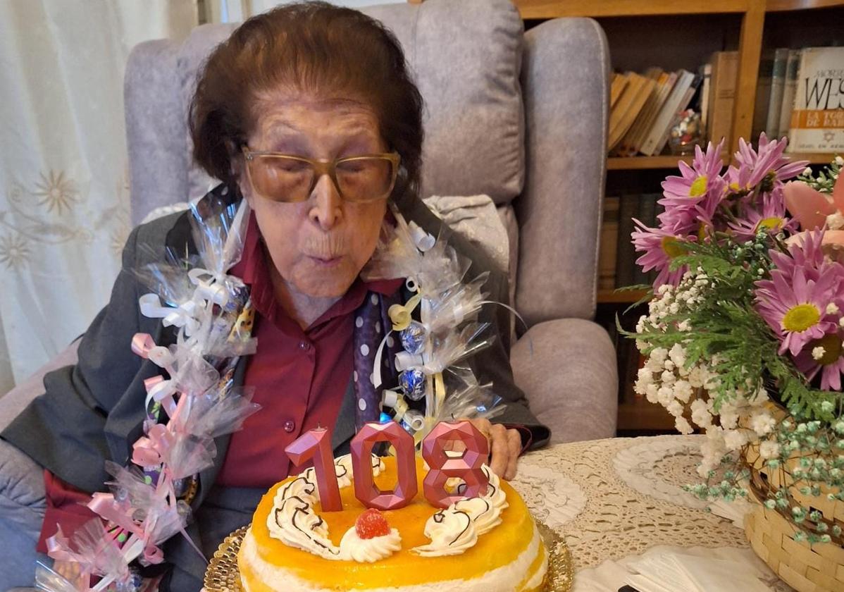 Isaura sopla las velas por un nuevo cumpleaños.