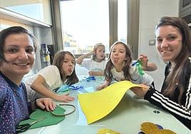 Miembros del colegio San Juan de la Cruz confeccionan el traje para la cabalgata de carnaval.