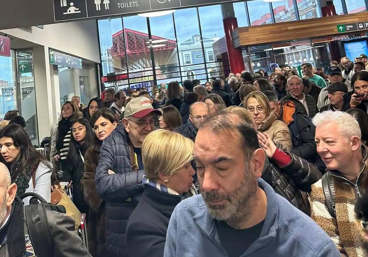 Viajeros del Alvia Gijón-Madrid, después de bajarse del segundo tren en la estación de León, esperando para el tercero que les llevó a Chamartín.