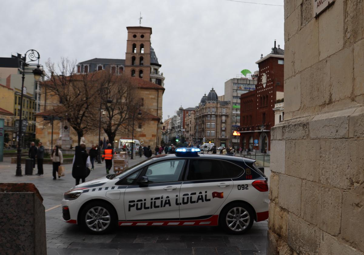 Un coche de Policía Local en la calle Ancha.