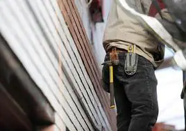 Imagen de un obrero trabajando en la construcción.
