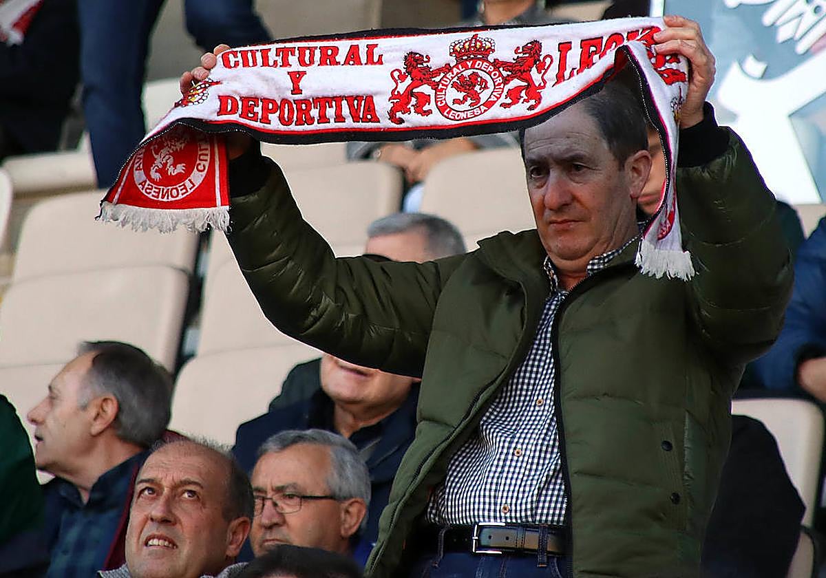 Un aficionado de la Cultural, en la grada del Reino de León.