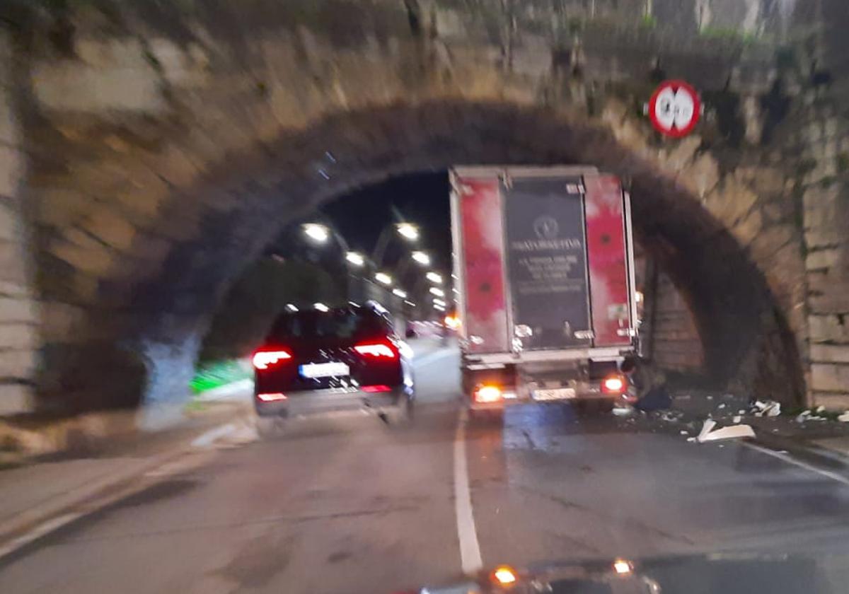 Un camión se queda atascado en el puente de San Marcos