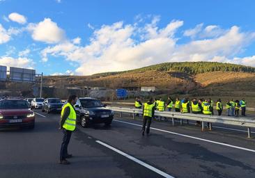 Agricultores y ganaderos cortan la AP-66 en Otero de las Dueñas