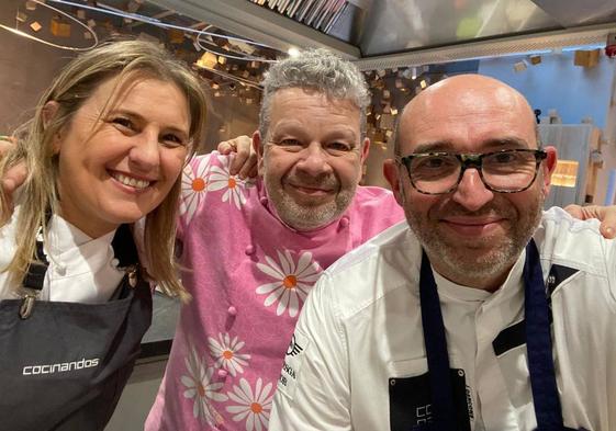 Yolanda y Juanjo, de Cocinandos, junto a Alberto Chicote en la presentación del Campeonato 'desTapa' las legumbres.