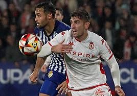 Escudero y Leal pugnan por un balón en el partido de ida.
