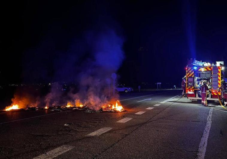 Quema de neumáticos en las carreteras de León.