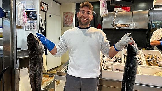 Pescado azul o blanco: el misterio del color a la mesa