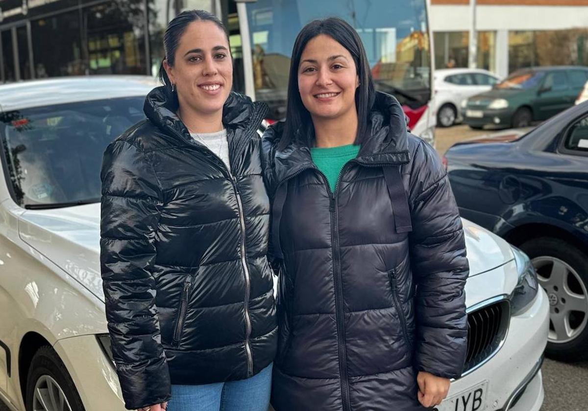 Andrea Suárez y Anaís Hernández, dos de las cuatro taxistas leonesas.