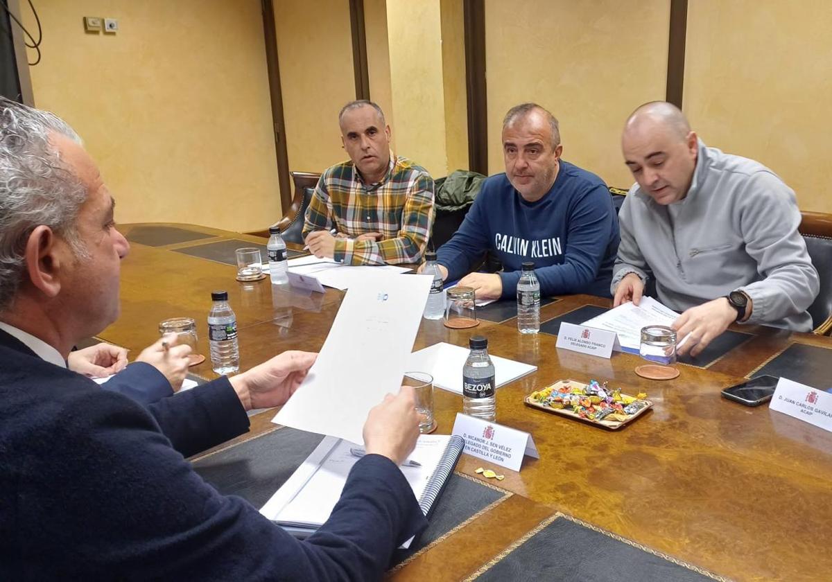 Nicanor Sen durante la reunión mantenida con el sindicato de prisiones Acaip.