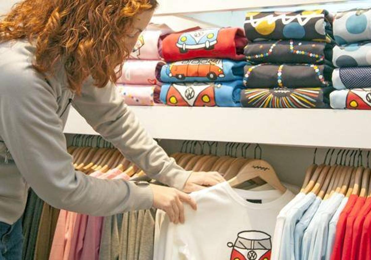 Los precios del mercado textil y de calzado cayeron casi un 13% en León en el último mes.