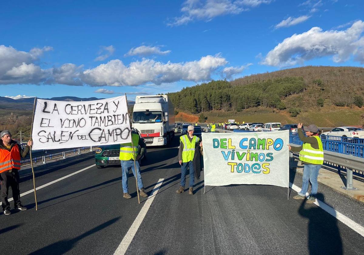 Imagen del corte de este viernes de la AP-66 en la provincia de León.