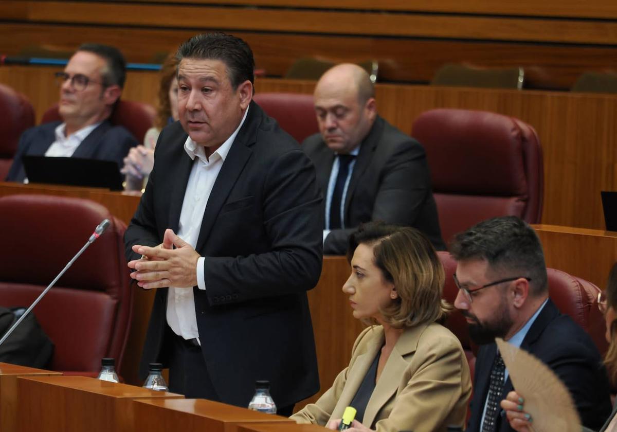 Luis Mariano Santos en una sesión de las Cortes.