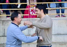 Raúl Llona e Iñigo Vélez se saludan al inicio del partido.