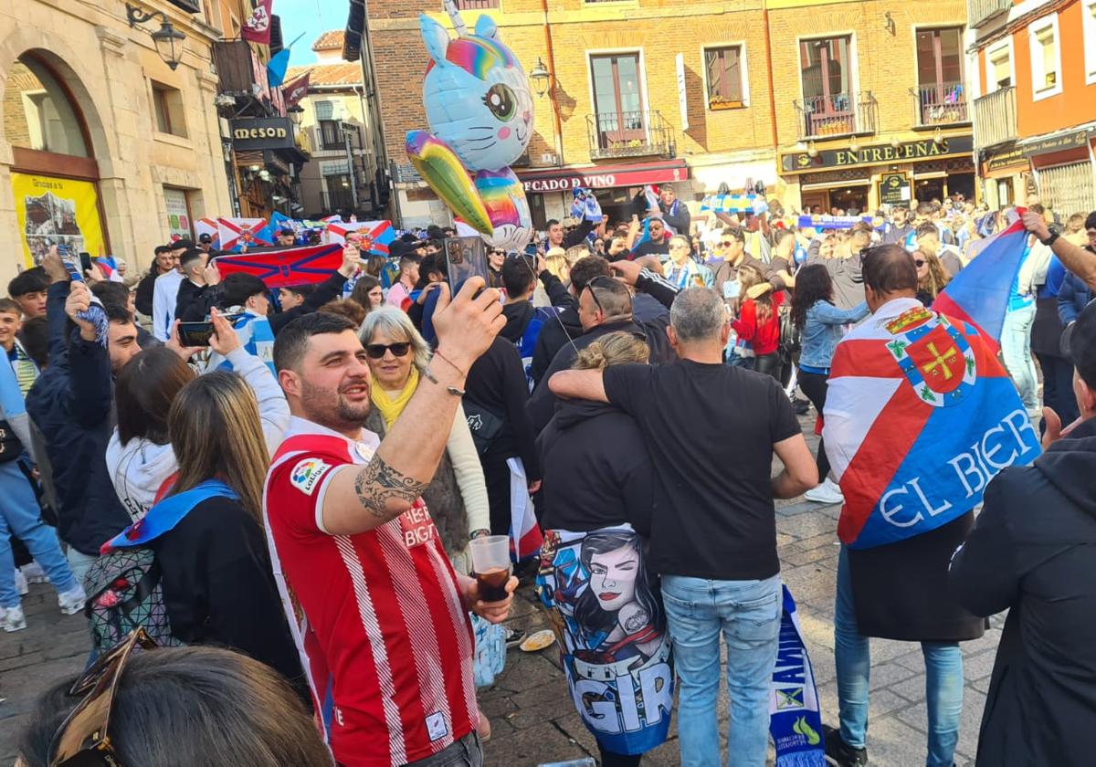 La plaza San Martín de la capital leonesa vive el derbi provincial.