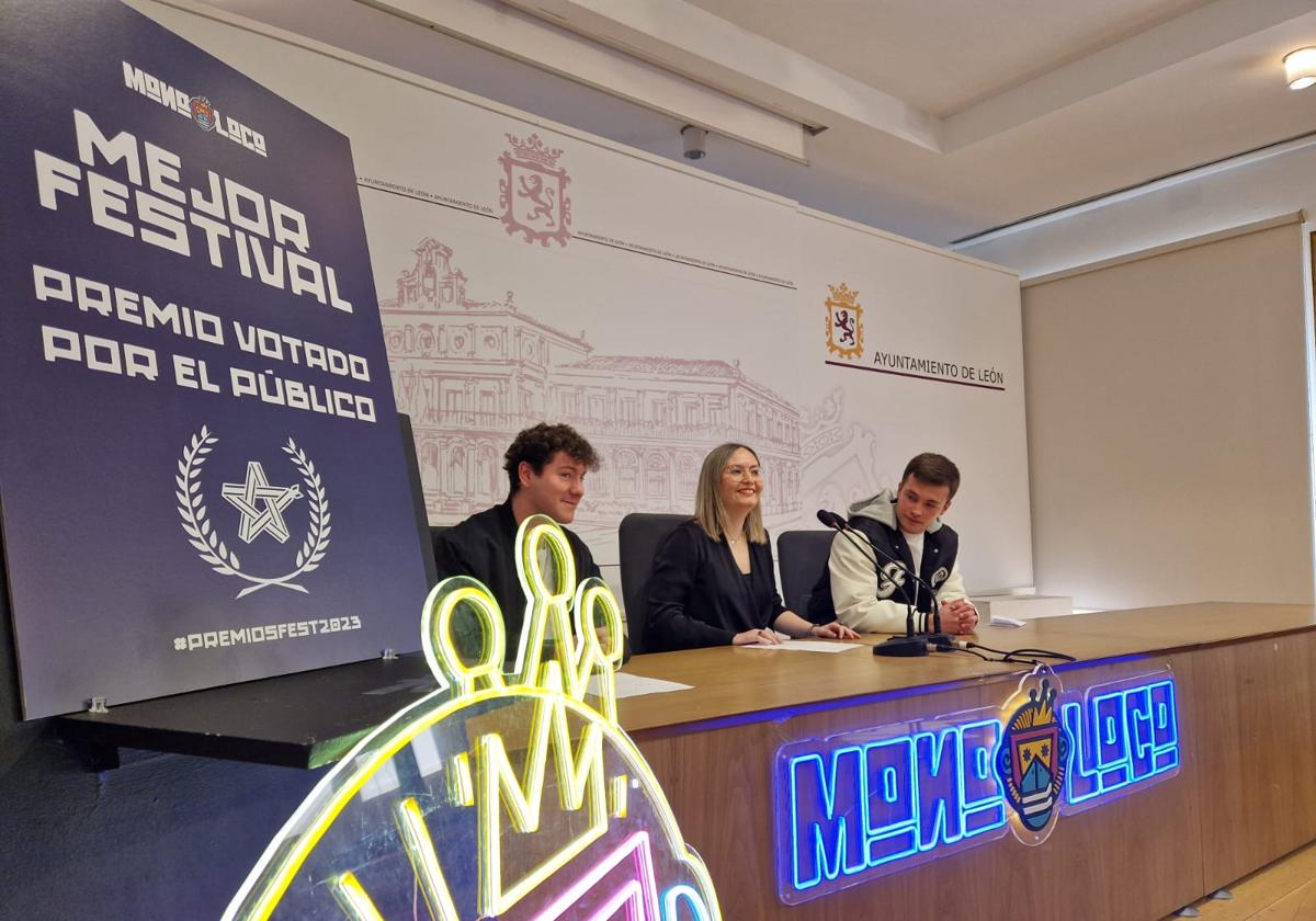 Los organizadores del Monoloco, Diego Bajo y Héctor Herrero, junto a la concejala de fiestas del Ayuntamiento de León, Camino Orejas, durante la presentación de una nueva edición del festival.