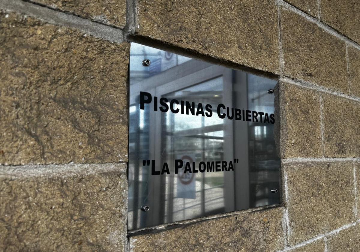 Imagen de la fachada de las piscinas de La Palomera.