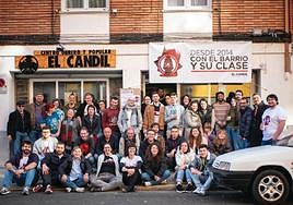 Miembros del Candil celebran el décimo aniversario a las puertas de este centro obrero y popular.
