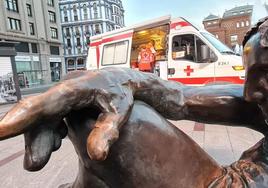 Equipo de Cruz Roja en las calles de León para ayudar a combatir el frío a las personas sin hogar.