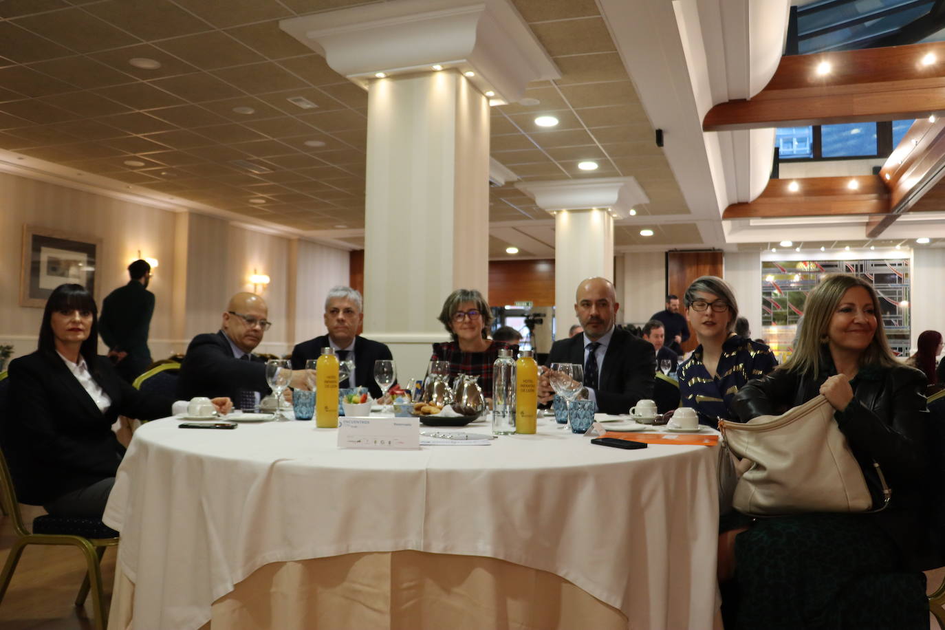 Adela Guerrero (Directora Infantas de León), Faustino Sánchez (subdelegado del Gobierno), Eduardo Diego Pinedo (delegado Territorial), Charo López (directora marketing leonoticias), Jose Manuel Diez (leonoticias), Inés Santos (leonoticias) y Lola Montalvo (CES)