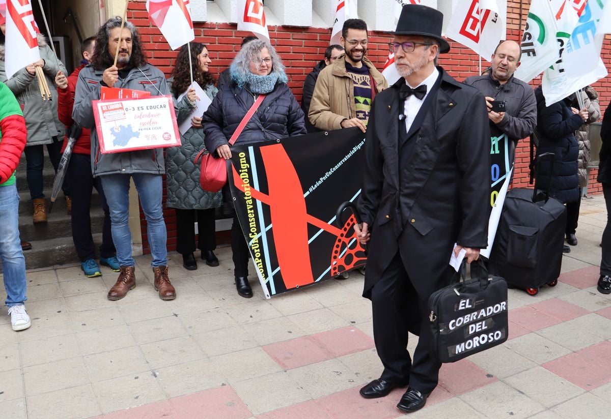 &#039;El cobrador del moroso&#039;, con la educación pública de León