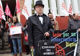 El 'cobrador del moroso' acudió a la concentración de la educación pública leonesa de este jueves.