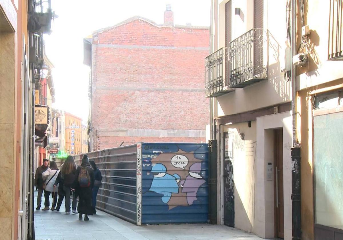 La obra del edificio San Marcelo corta el tránsito en la calle La Rúa.