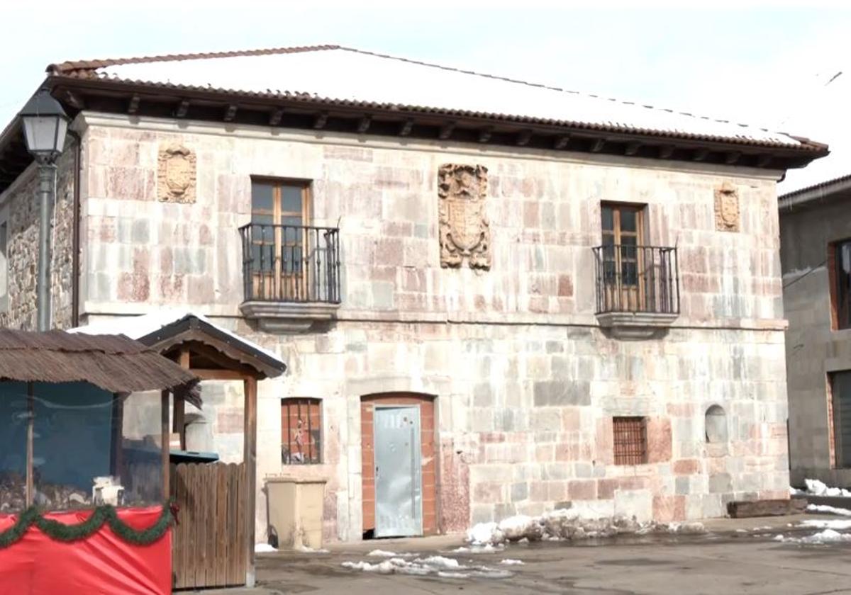La casa de los escudos de Puebla de Lillo.