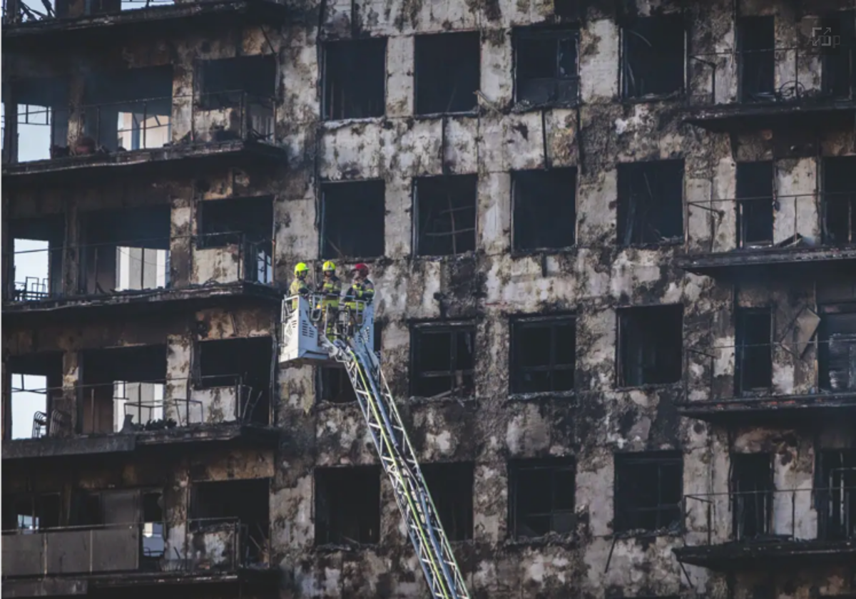 Los bomberos intervienen este viernes en el incendio de Valencia.