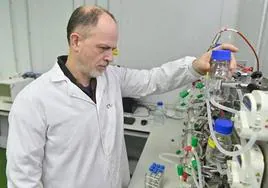 El investigador Daniel Rico muestra el simulador dinámico gastrointestinal en las instalaciones de Itacyl.