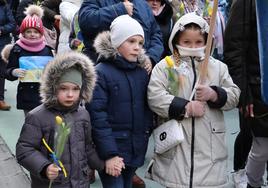 Niños ucranianos rinden homenaje a su país.