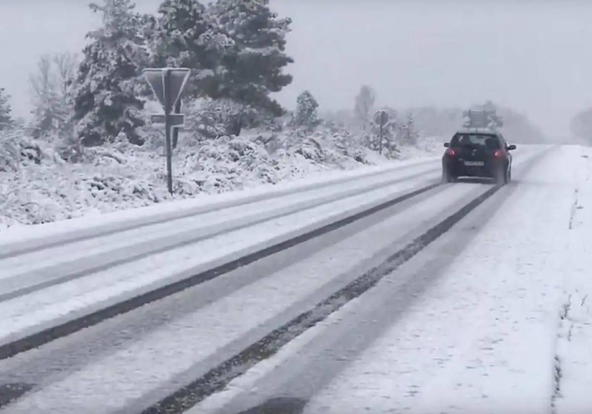 Imagen de archivo de nieve en las carreteras leonesas.