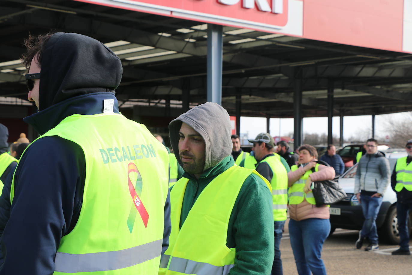 Los trabajadores del campo tiran productos extranjeros en las calles de La Bañeza.