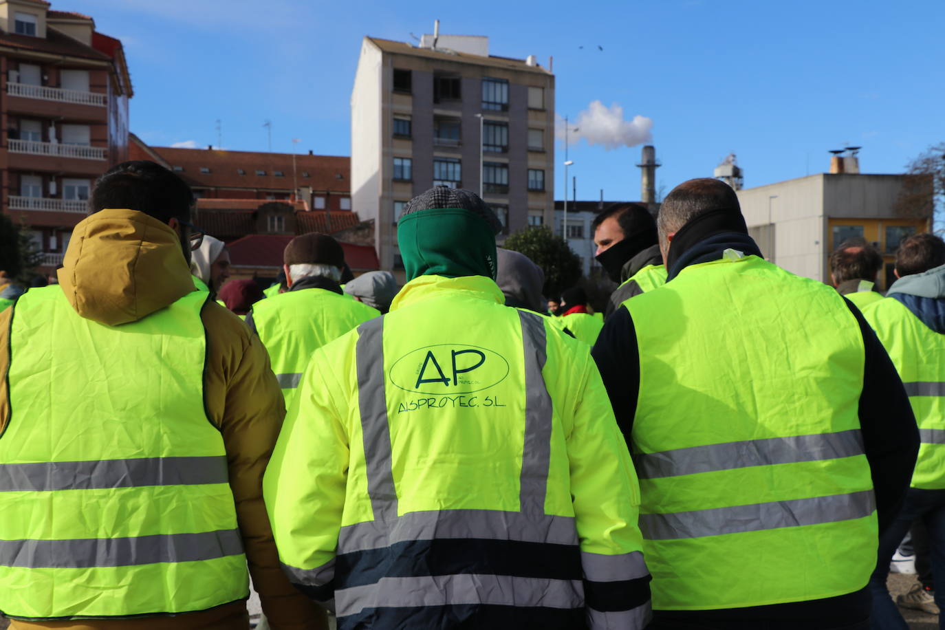 Los trabajadores del campo tiran productos extranjeros en las calles de La Bañeza.