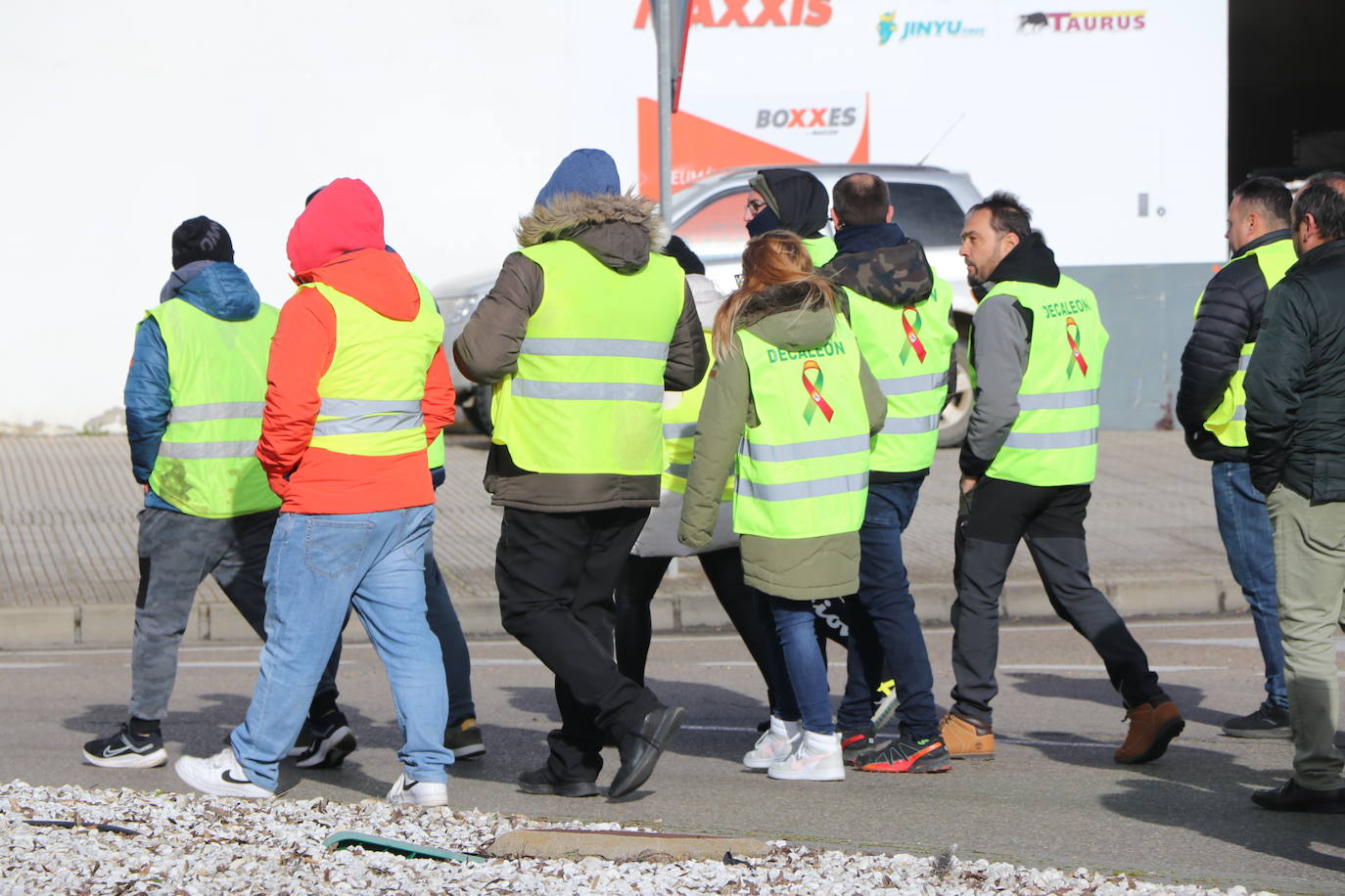 Los trabajadores del campo tiran productos extranjeros en las calles de La Bañeza.