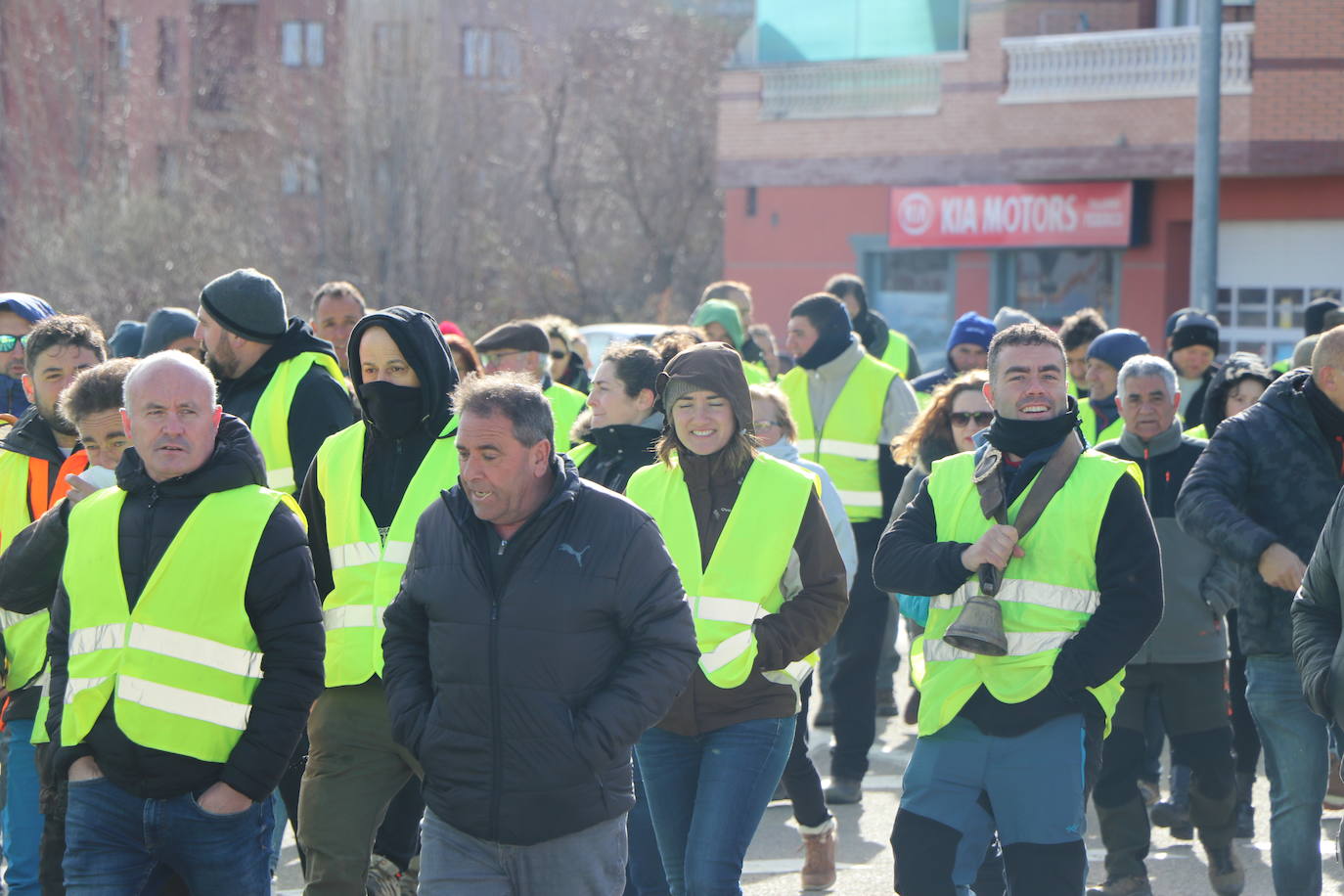 Los trabajadores del campo tiran productos extranjeros en las calles de La Bañeza.