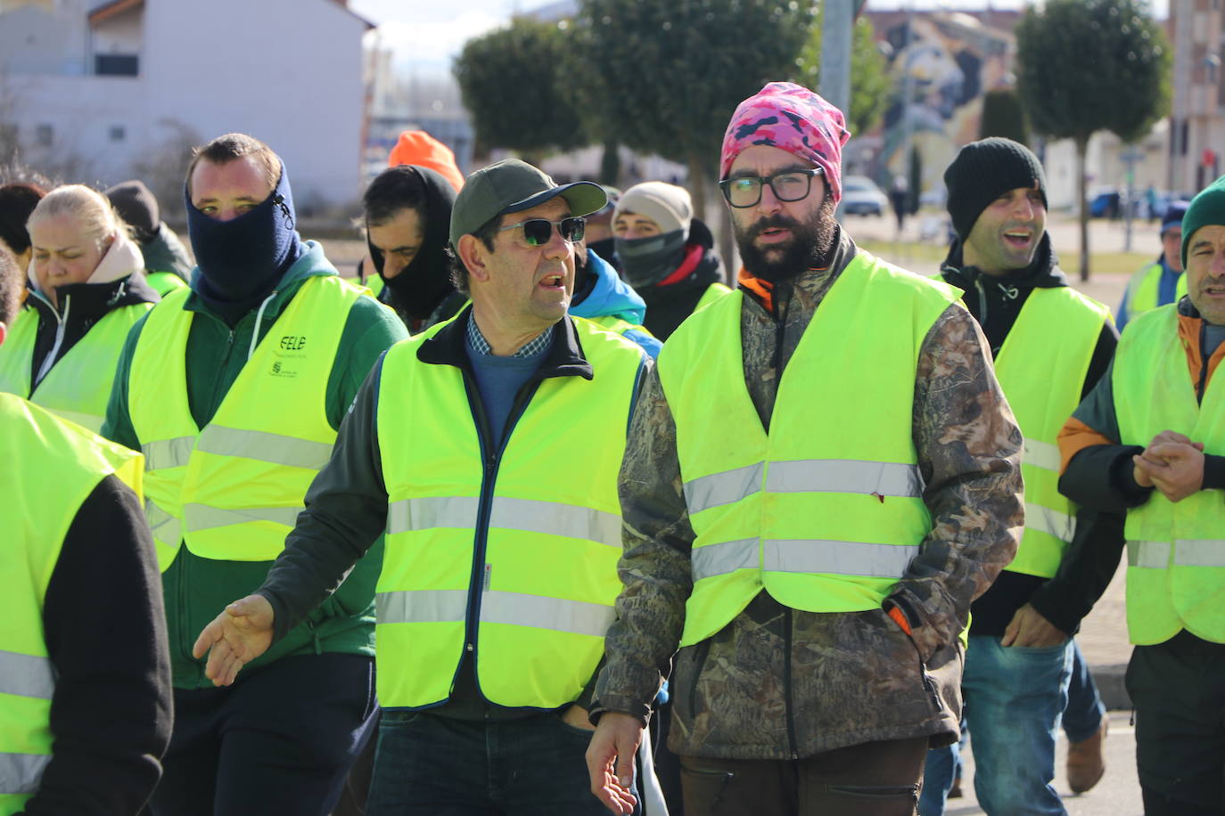 Los trabajadores del campo tiran productos extranjeros en las calles de La Bañeza.