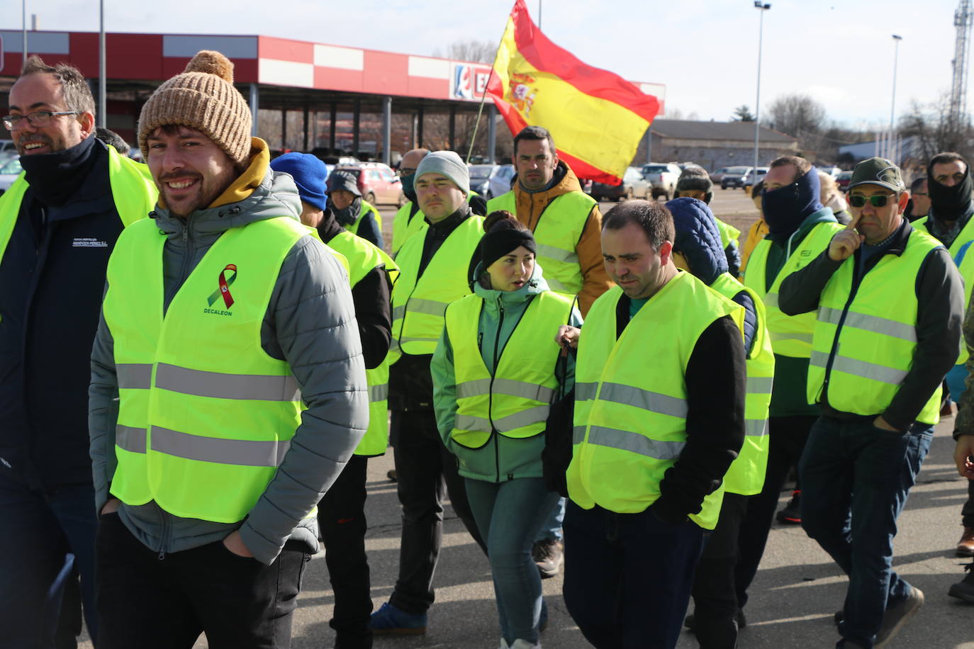 Los trabajadores del campo tiran productos extranjeros en las calles de La Bañeza.