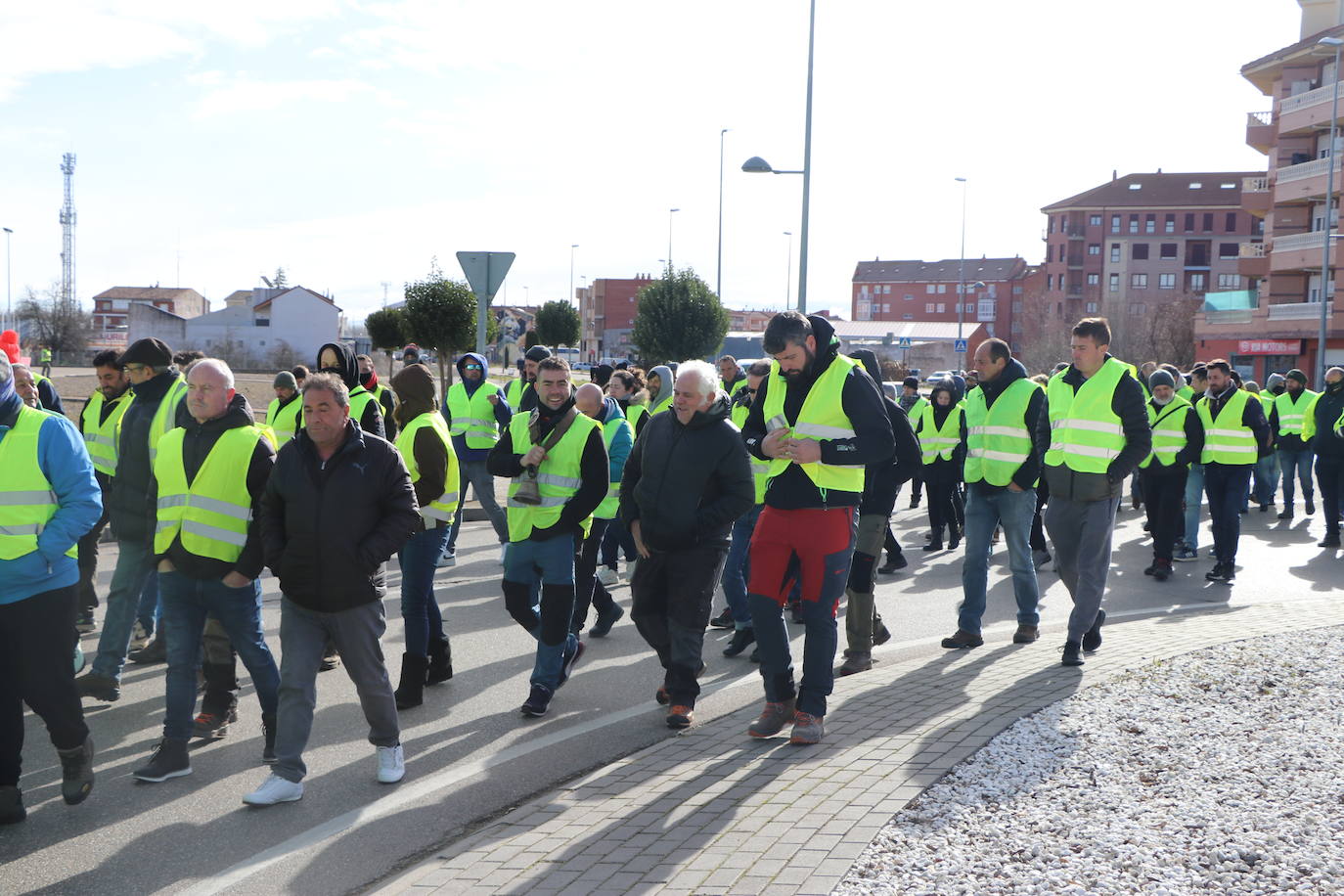 Los trabajadores del campo tiran productos extranjeros en las calles de La Bañeza.