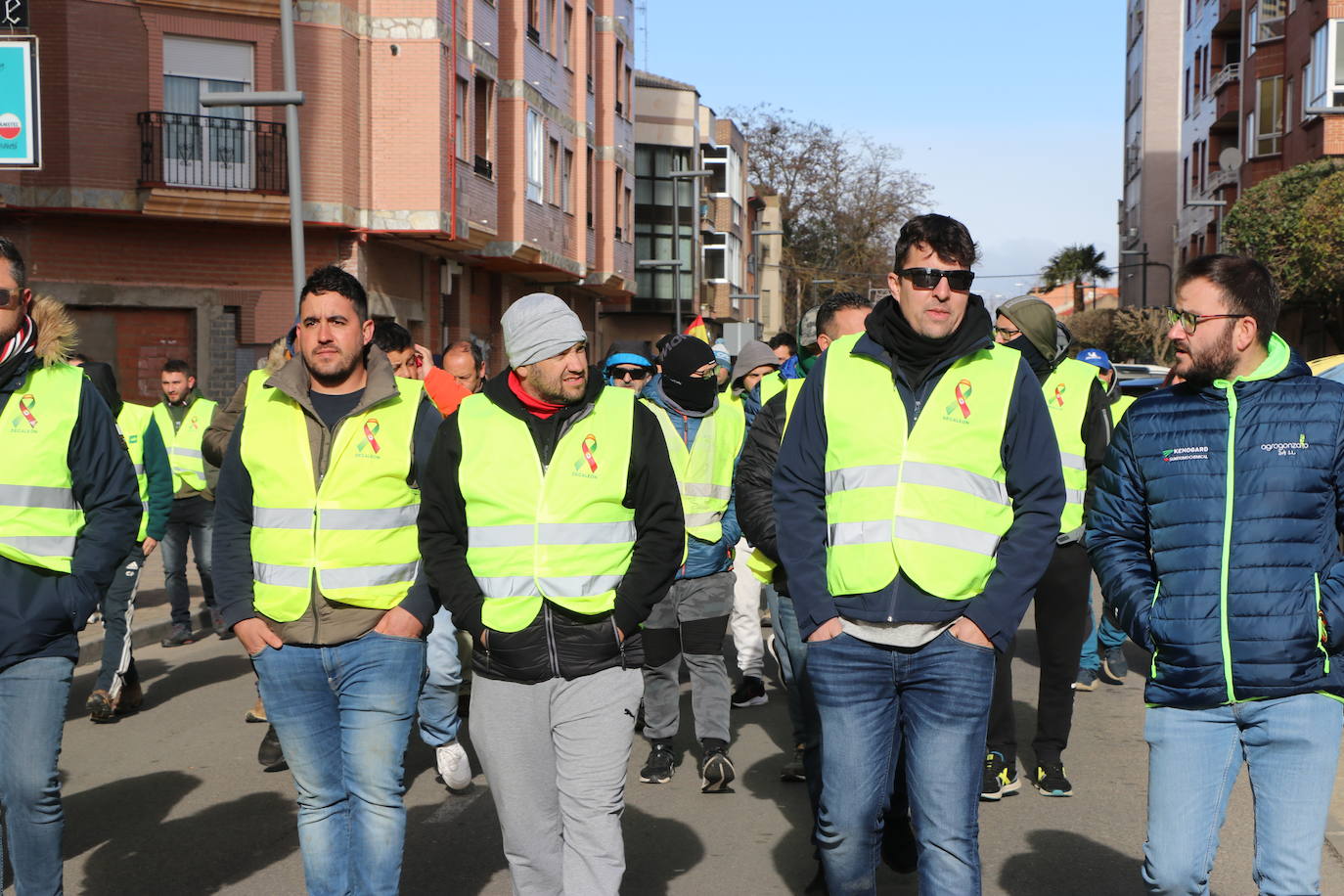 Los trabajadores del campo tiran productos extranjeros en las calles de La Bañeza.