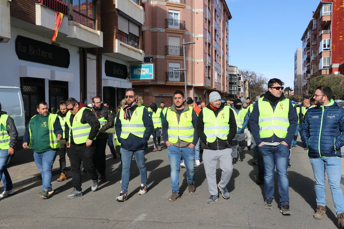 Los trabajadores del campo tiran productos extranjeros en las calles de La Bañeza.