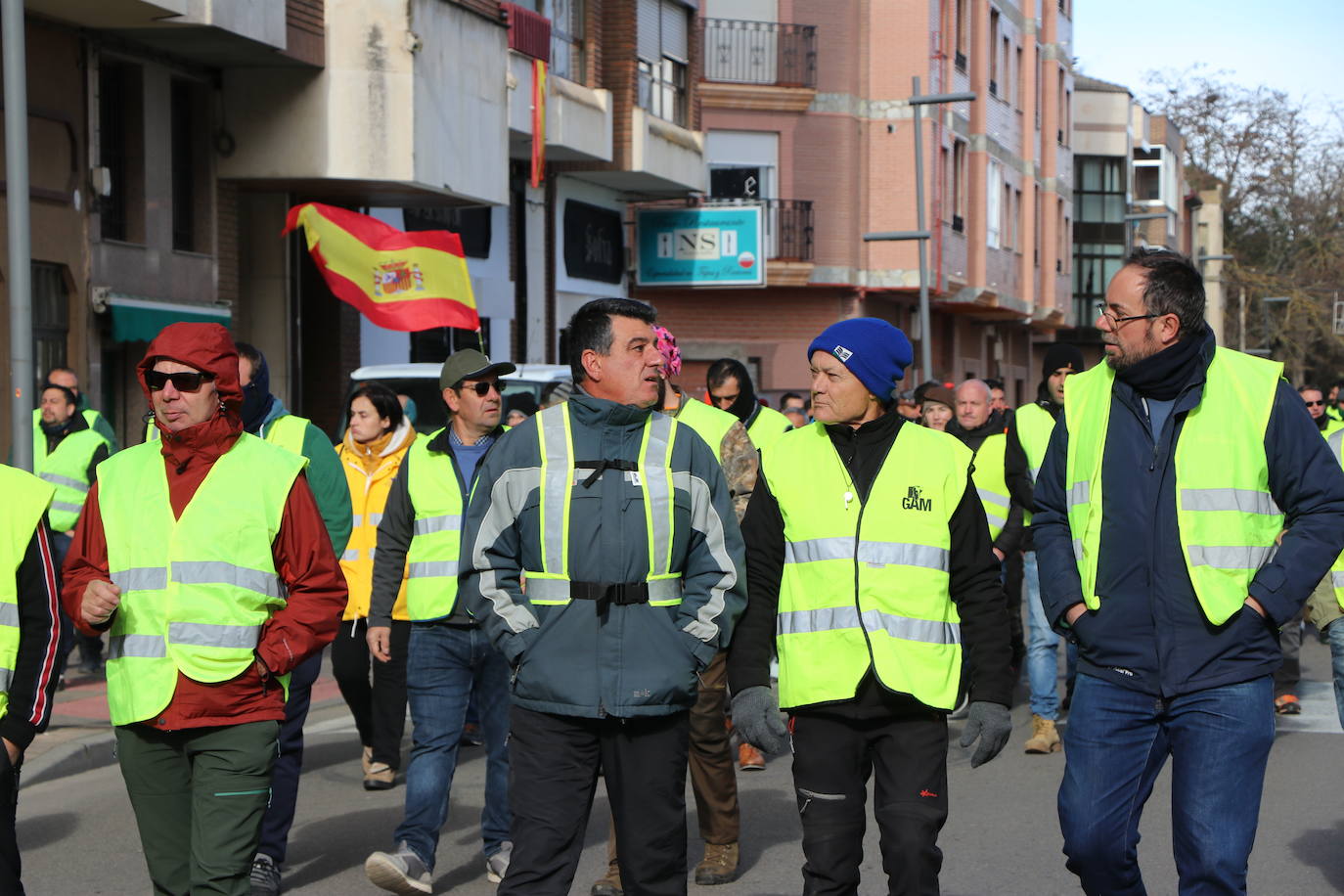 Los trabajadores del campo tiran productos extranjeros en las calles de La Bañeza.