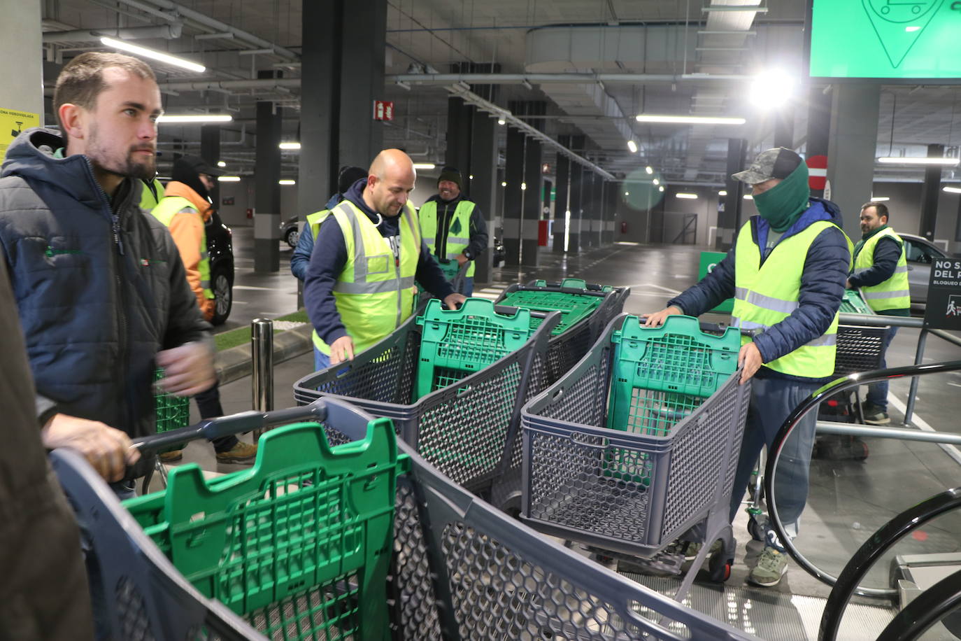 Los trabajadores del campo tiran productos extranjeros en las calles de La Bañeza.