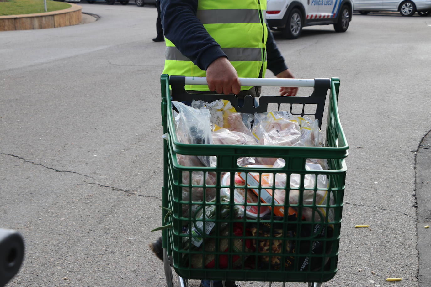 Los trabajadores del campo tiran productos extranjeros en las calles de La Bañeza.