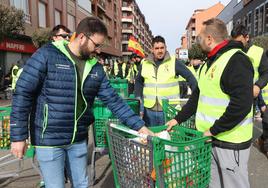 Trabajadores del campo con productos cargados