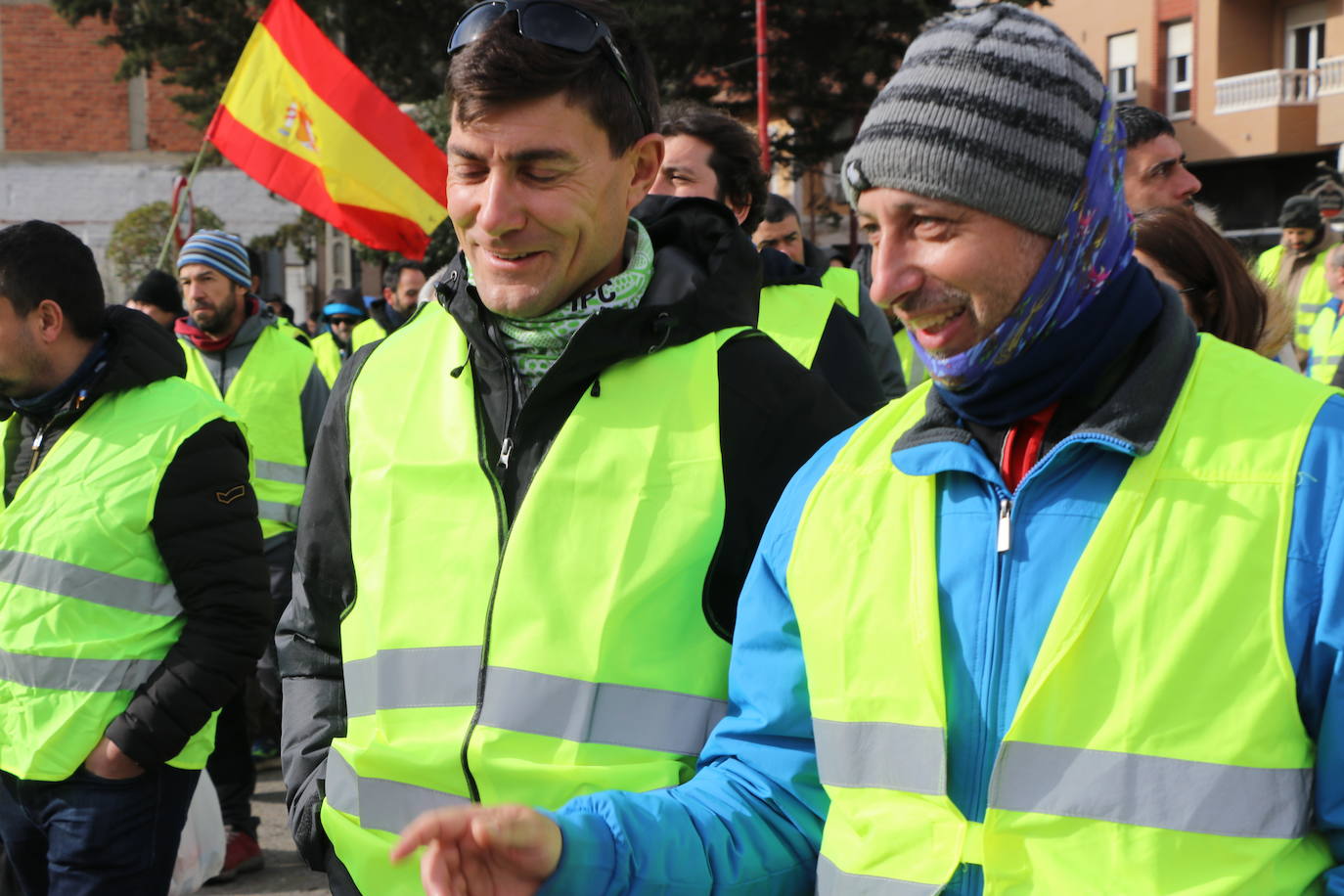 Los trabajadores del campo tiran productos extranjeros en las calles de La Bañeza.