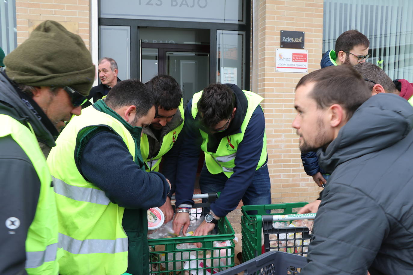 Los trabajadores del campo tiran productos extranjeros en las calles de La Bañeza.