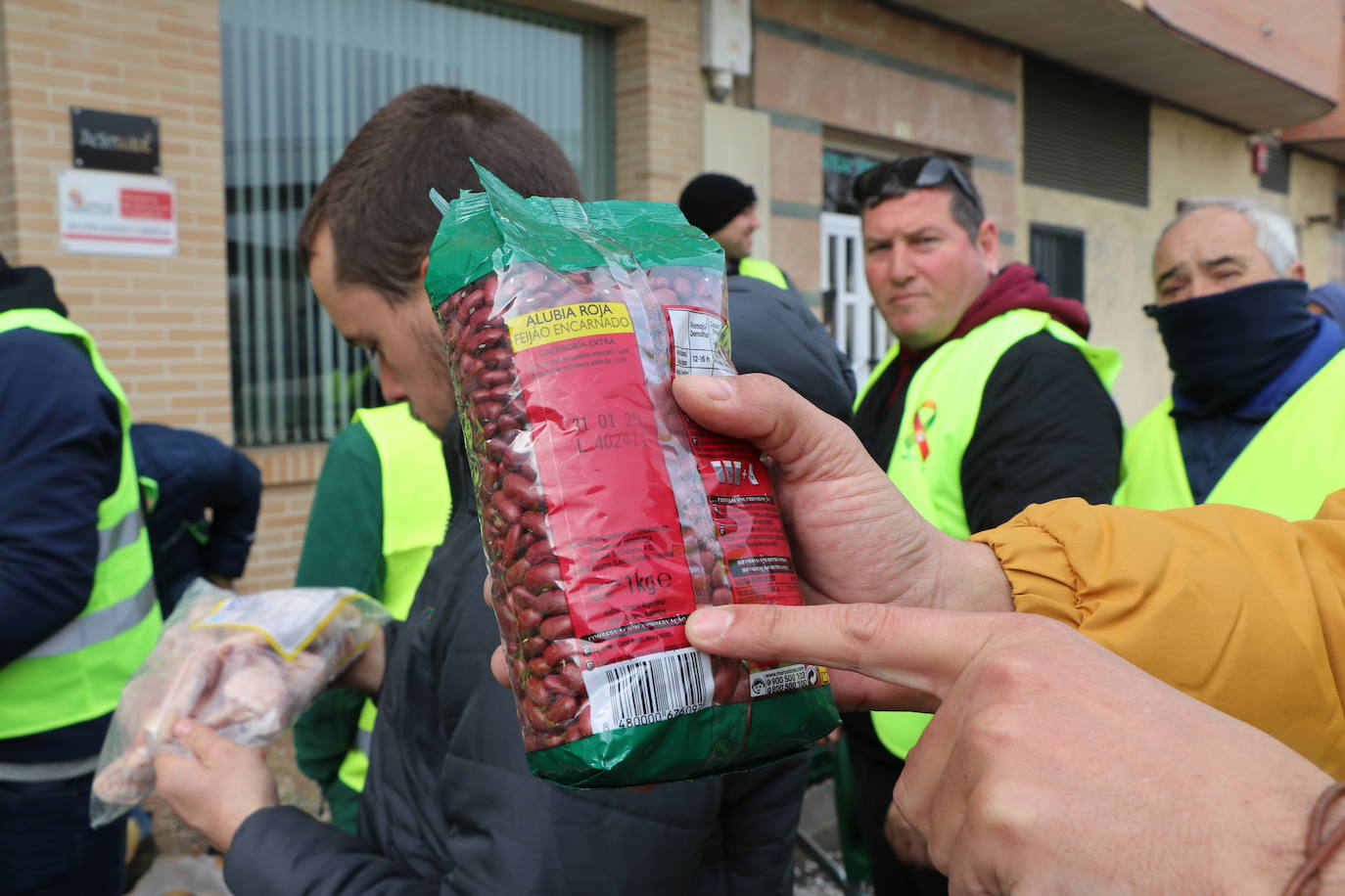 Los trabajadores del campo tiran productos extranjeros en las calles de La Bañeza.